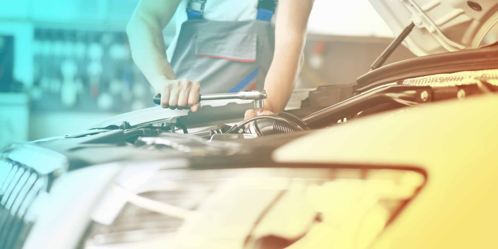 Mechaniker repariert Auto in der Werkstatt